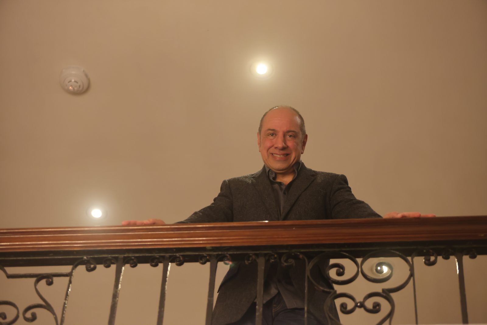Zed at the balustrade